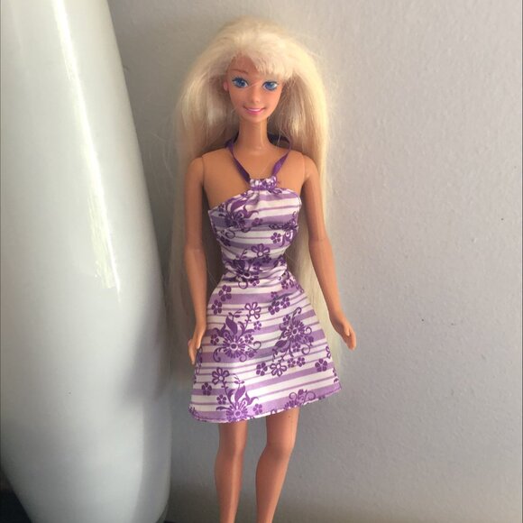 Pretty 90's Barbie doll with long blond hair - Picture 1 of 3